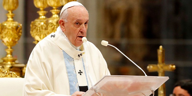 Papa'dan kemer sıkma kararı! Maaşlarında kesintiye gitti