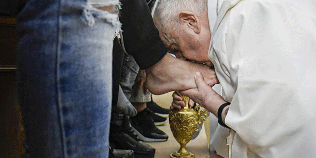 Papa'dan şov! Ayaklarına kapandı, öptü