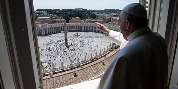 Papa'dan üç ay sonra bir ilk