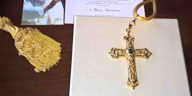 Papa'nın haçı çalındı