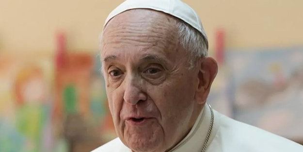 Papa'nın sağlık durumu merakla beklenirken ameliyatının ardından o isim dikkat çeken açıklama yaptı