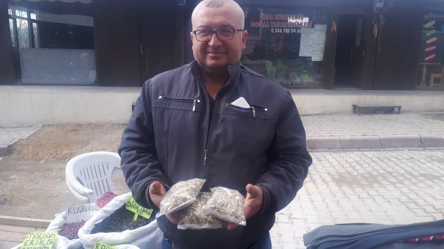 Papatya kurusu pazar tezgahında 