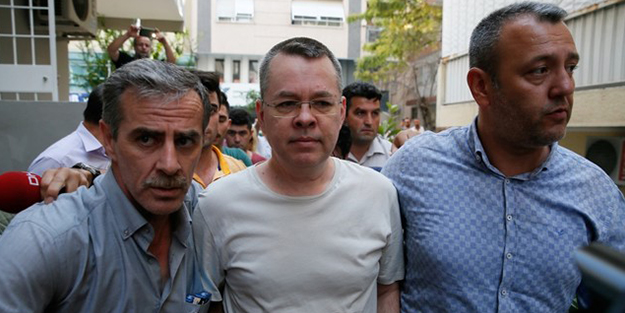Papaz Brunson'u 2 kadın ziyaret etti