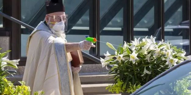 Papaz çözümü su tabancasında buldu