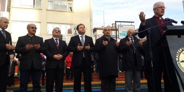 Papaz dua etti CHP'li Başkan 'amin' dedi!