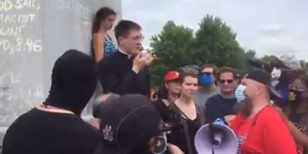 Papaz haçlı heykelini savunmak için atıldı ama başarılı olamadı