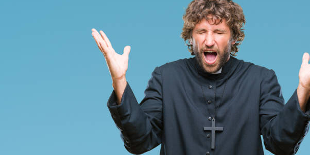 Papaz, istediği kol saatini almayan cemaati azarladı: 'Paranız nasıl yetmez?'