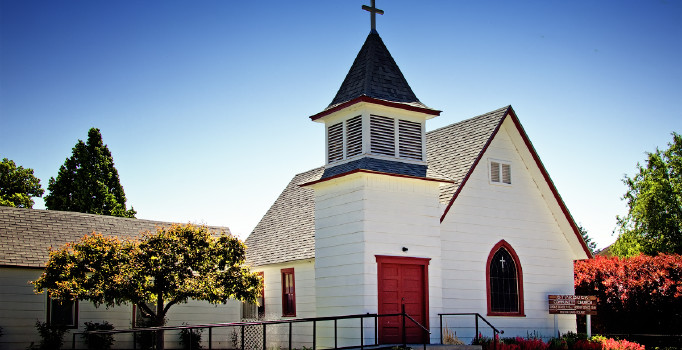 Papaz mülteciler için toplanan paraları kumarda kaybetti