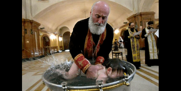 Papaz, vaftiz edeceğim diye çocuğu öldürdü!