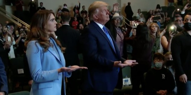 Papazdan el açıp dua eden Trump için şaşırtan sözler: Tanrı bana dedi ki...