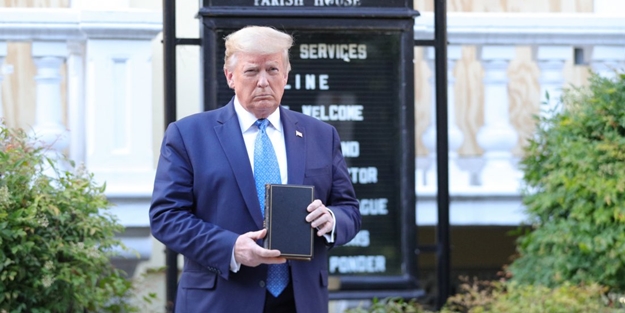 Papazlar çok kızdı! Trump'a İncil tepkisi