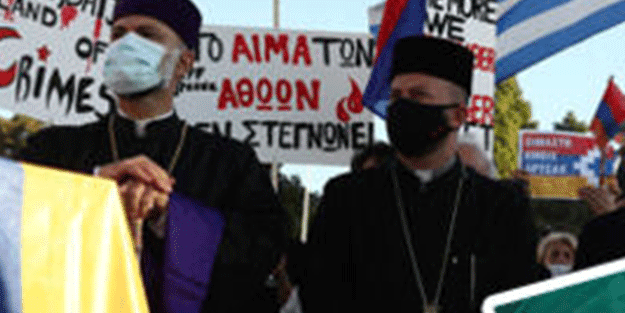 Papazlar da katıldı! Azerbaycan bayraklarını ateşe verdiler