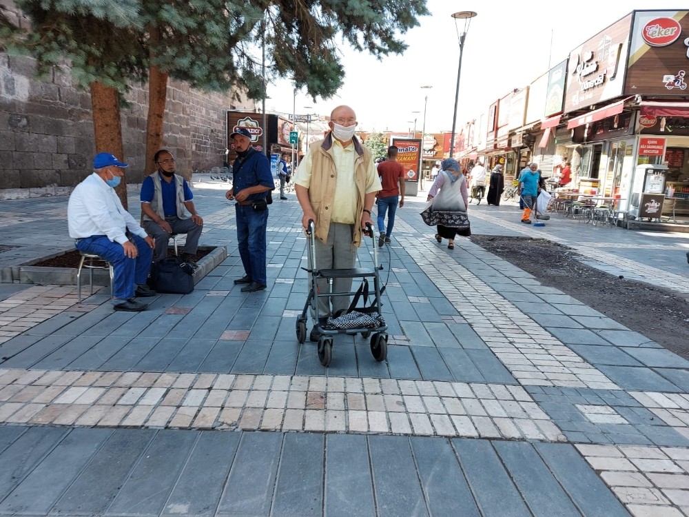Para cezasını duydular maskesiz çıkmadılar 