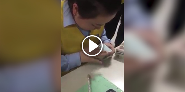 Para sayma makinesi gibi para sayan kadın