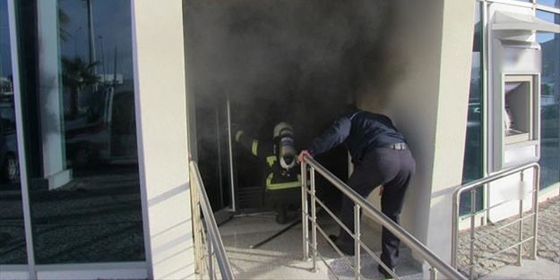 Para sayma makinesi bankayı duman etti