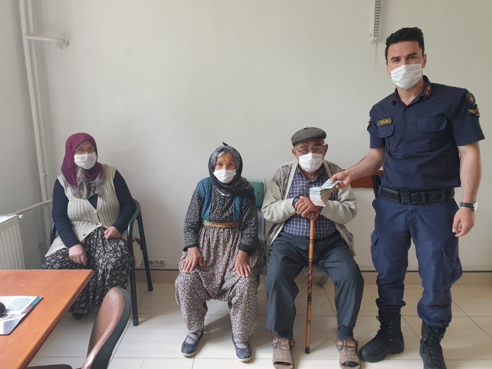 Para ve kömür yardımı bahanesiyle yaşlı çiftin 29 bin lirasını çaldılar 