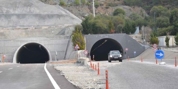 Para vermeyen ambulansı tünelden geçirmediler