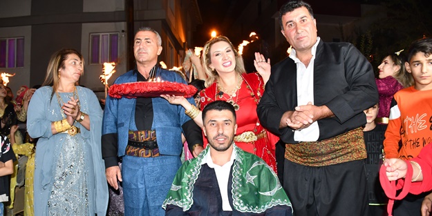 Paralar havada uçuştu! Darphaneyi aratmayan düğün