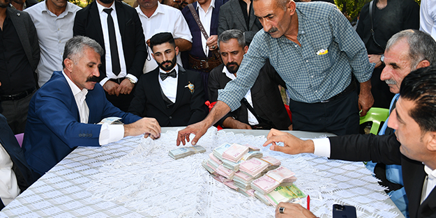 Paralar ve altınlar havada uçuştu! Düğün deği̇l sanki̇ darphane