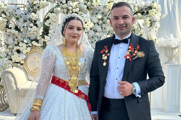 Paralar ve altınlar havada uçuştu! Düğün değil sanki merkez bankası