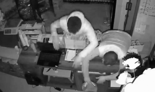 Paraları döke döke kaçtılar