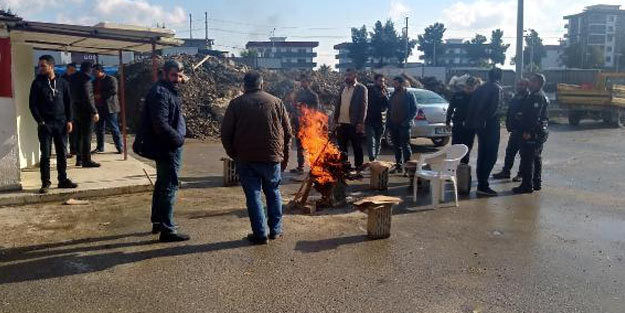 Paralarını alamayan işçiler intihara kalkıştı