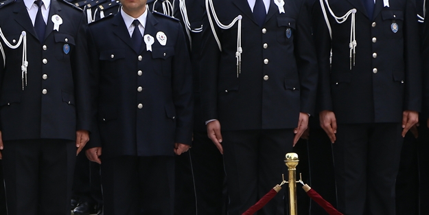 Paralel polislere bir darbe daha