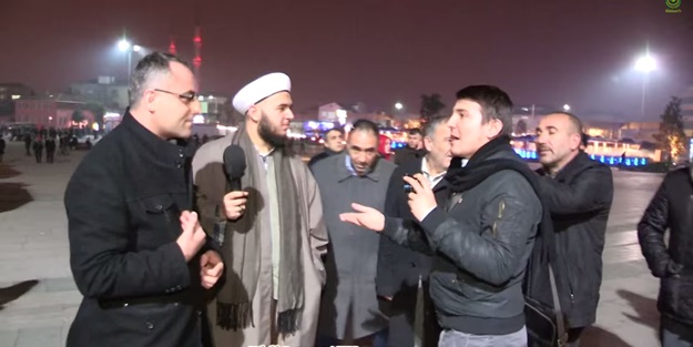 Paralel sempatizanları Akit muhabirini taciz ettiler!