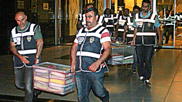 Paralel’in 200 klasör evrakına el konuldu