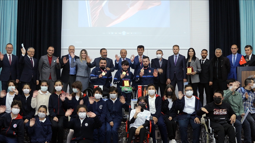 Paralimpik masa tenisçiler, öğrencilerle buluştu