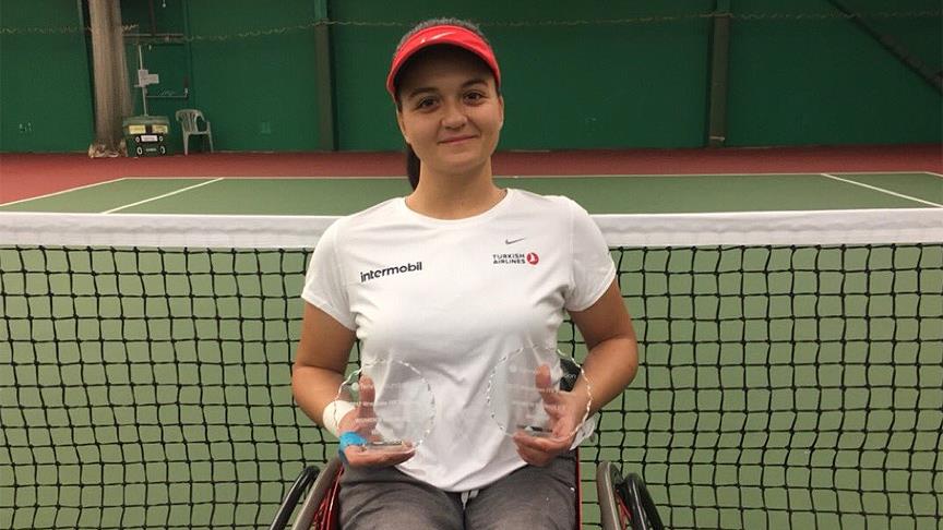 Paralimpik tenisçi Büşra Ün'den Galler'de çifte zafer