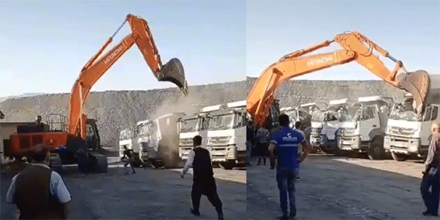 Parasını alamayan kepçe operatörü çıldırdı! Kamyonları böyle parçaladı