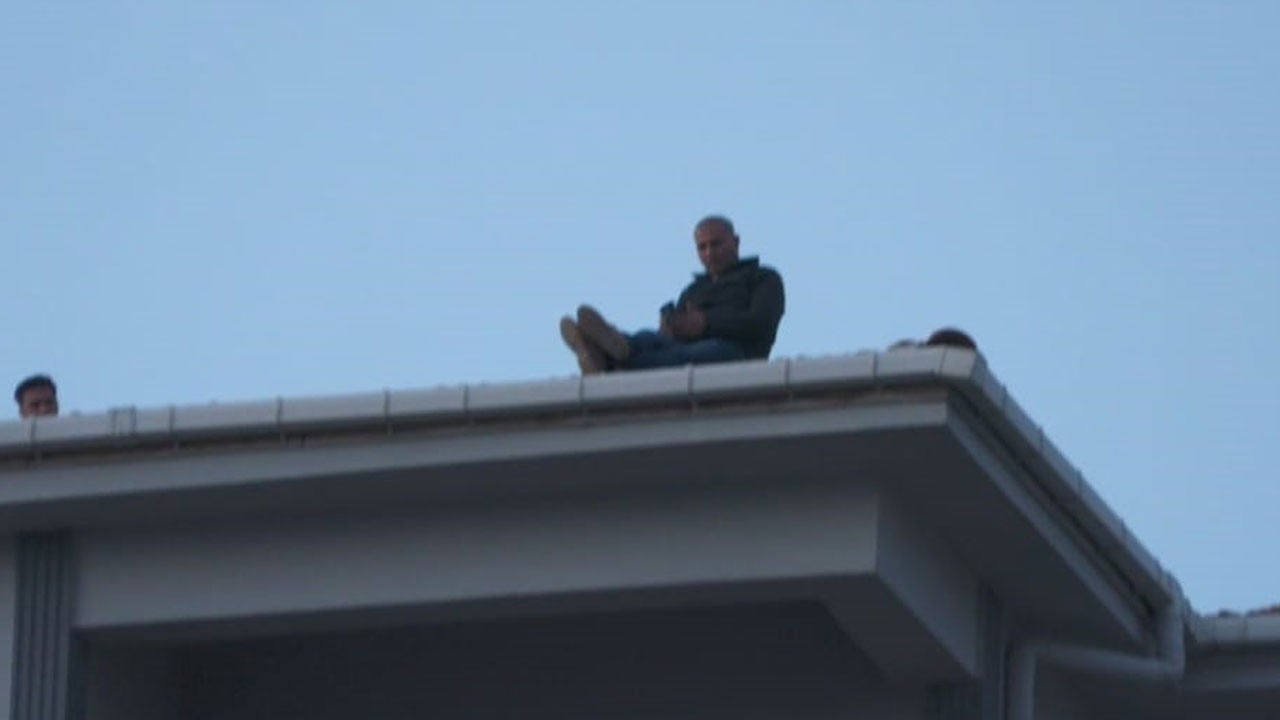 Parasını alamayınca çatıya çıktı! Saatler sonunda bakın nasıl ikna oldu?