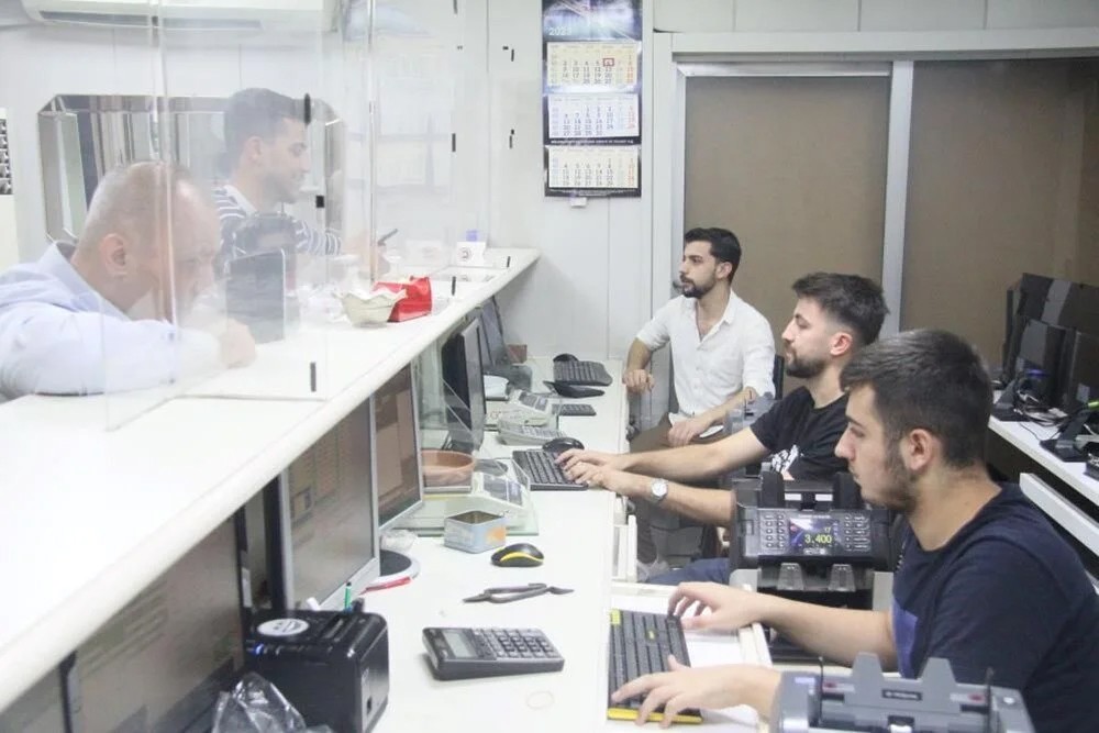 Parasını Türk Lirası'na çevirmek için kararı verdi ama bir anlık dalgınlık binlerce liraya mal oldu! Döviz bürosunda dikkat edin