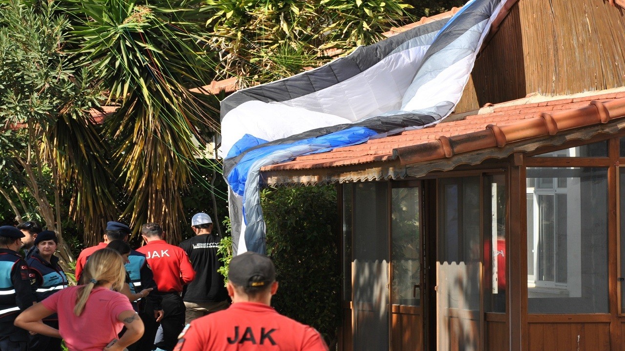 Paraşütçü, karakolun çatısına düştü