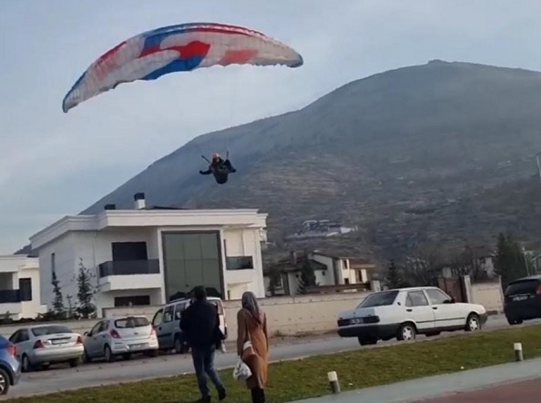 Paraşütçü metrelerce yüksekten düştü!