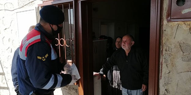 Parayı alan ekipler dekontu kendisine teslim etti! 89’luk dededen Milli Dayanışma Kampanyası'na destek