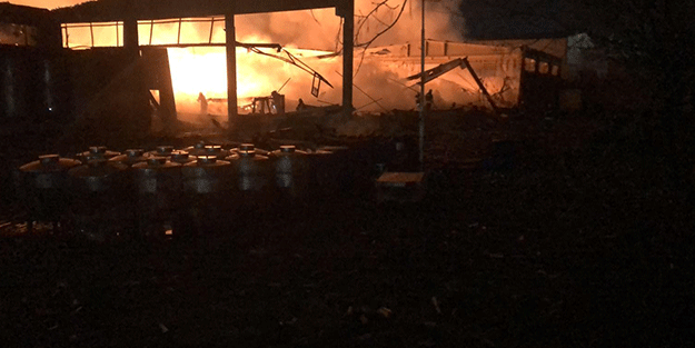 Parfüm fabrikasındaki yangın söndürülemiyor