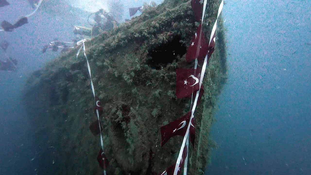 Paris 2 batığına özel dalış! 110 Türk bayrağı asıldı