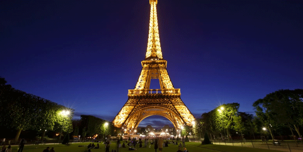 Paris karanlığa gömüldü Arıza mı? Tasarruf mu?