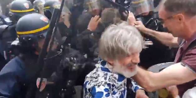 Paris karıştı! 'Kahrolsun diktatör' sloganı atan göstericilere Fransız polisinden sert müdahale