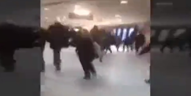 Paris metrosuna saldırı anı kamerada