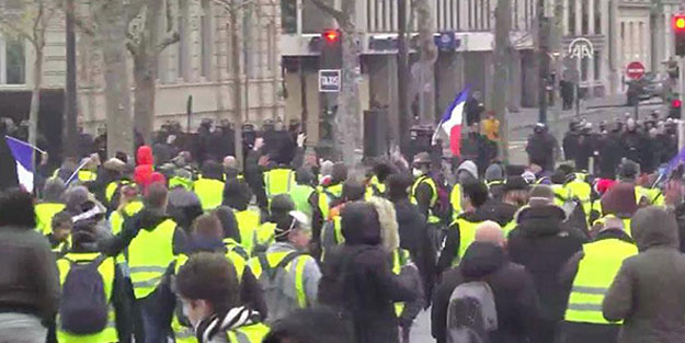 Paris sokakları yine karıştı!