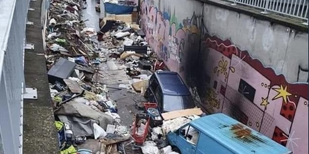 Paris sokaklarında çöp dağları oluştu