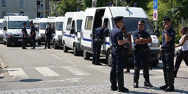 Paris'te 8 terör şüphelisine gözaltı