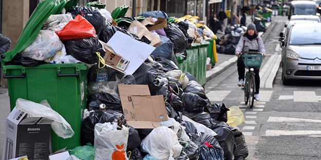 Paris'te çöpçülerden grev! Sokaklarda 10 bin ton çöp yığıldı