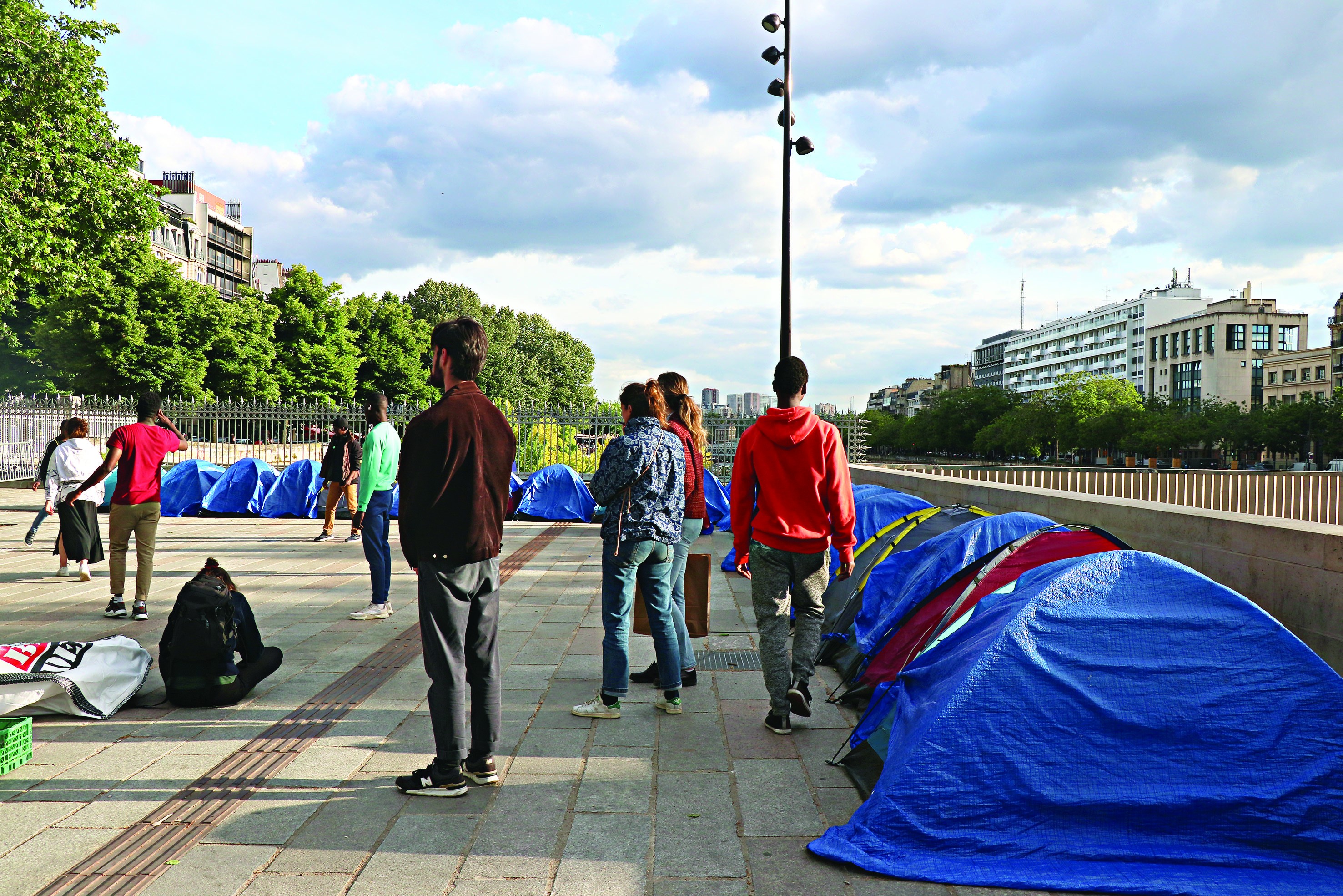 Paris’te ‘evsiz göçmenler’ meydanda kamp kurdu