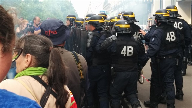 Paris'te eylemcilere polis ablukası!