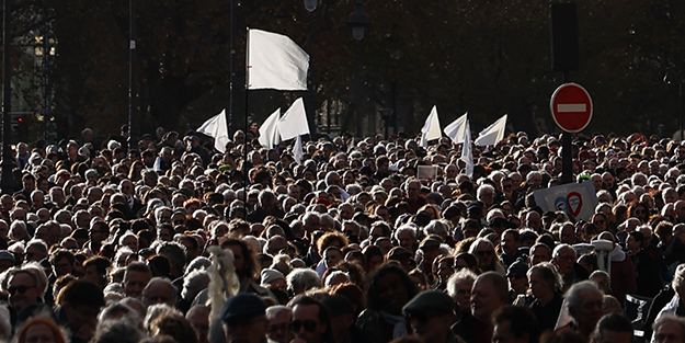 Paris'te Gazze için sessiz yürüyüş