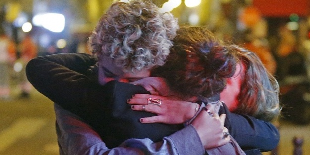 Paris'te hayat duracak, Hollande Savunma Konseyi'ni toplayacak